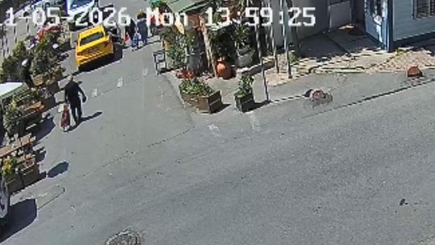Şişli’de 79 yaşındaki kadın geri manevra yapan taksinin altında kaldı; yardımına çevredekiler koştu