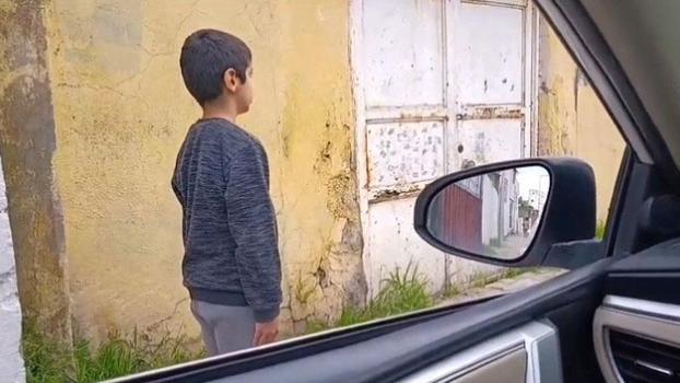 İstiklal Marşı’na yolda eşlik eden Emre’ye ödül