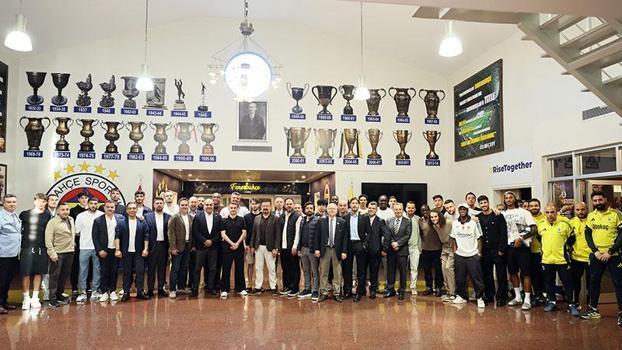 Fenerbahçe’de başkan Saran ve yöneticiler, A takımla yemekte bir araya geldi