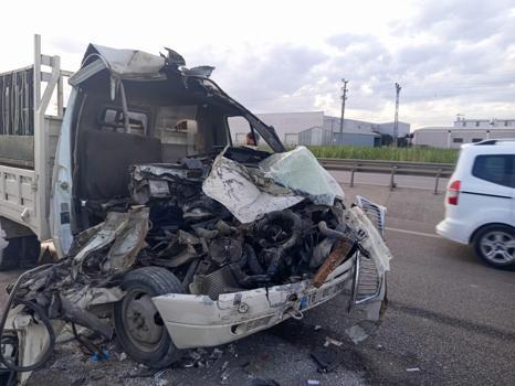 Kamyonet ile TIR çarpıştı: 1 ölü, 1 yaralı