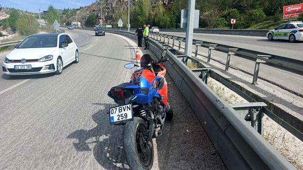 Motosikleti devrilince yaralandı