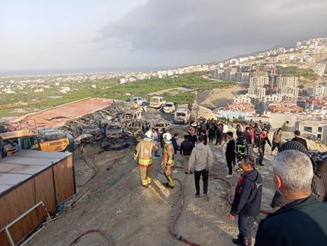 Hatay'da şantiyede yangın; konteynerler ile 8 araç zarar gördü