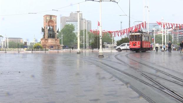 Taksim’de yağmura yakalananlar çanta ve kartonla korunmaya çalıştı