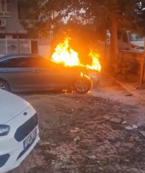 Batman’da park halindeki otomobil yandı