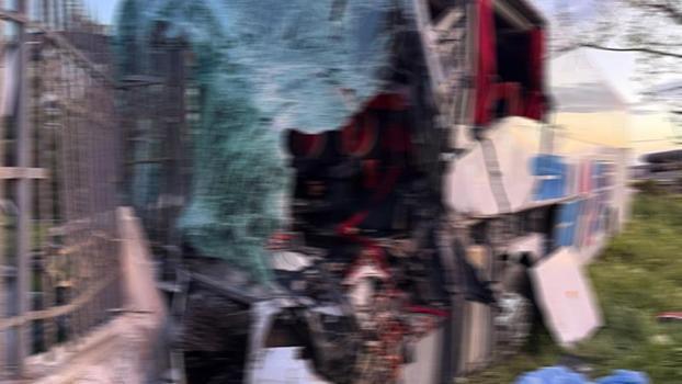 Konya'da yolcu otobüsü, TIR'a çarptı: 1 ölü, 8 yaralı
