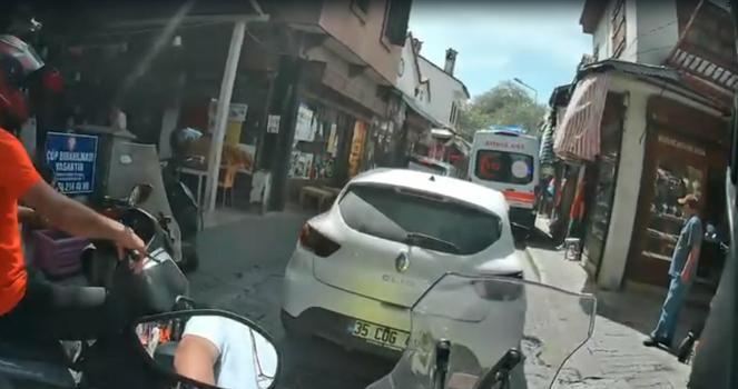 Park halindeki otomobil ambulansa engel oldu