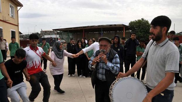 Türkiye şampiyonu, okulunda davul zurna ile karşılandı