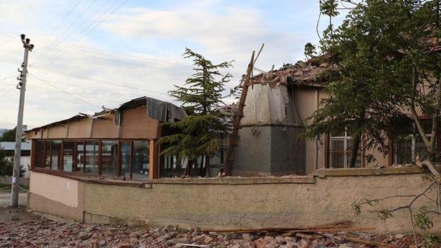 Eskişehir’de yıldırım düşen caminin minaresi yıkıldı, imam yaralandı