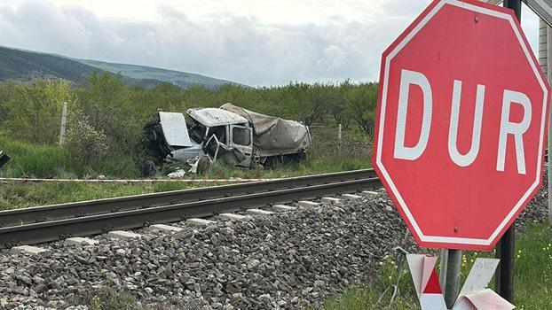 Tren, hemzemin geçitte kamyonete çarptı; 1 ölü, 3 yaralı