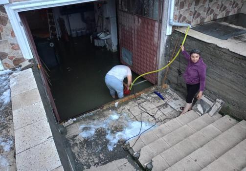 Tokat'ta sağanak ve dolu yağışı: Ev ve iş yerlerini su bastı
