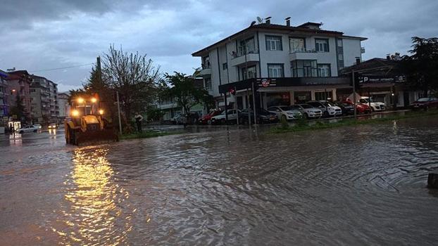 Tokat'ta sağanak ve dolu yağışı: Ev ve iş yerlerini su bastı