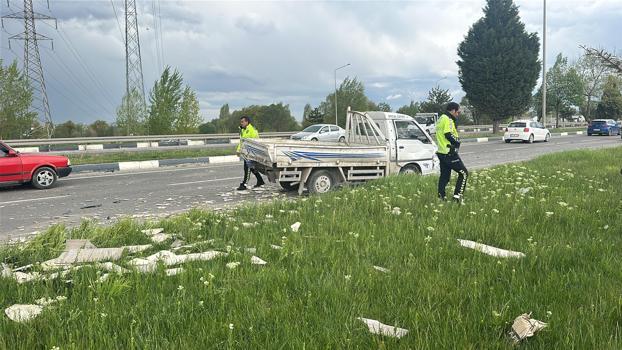 Otomobilin çarptığı kamyonetteki 2 kişi yaralandı