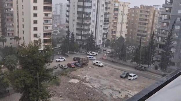 Adana'da sağanak; yollar göle döndü