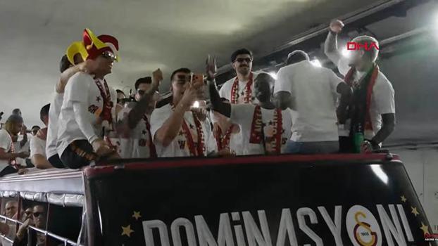 Galatasaray takım otobüsü şampiyonluk kutlamaları için Rams Park'a hareket etti