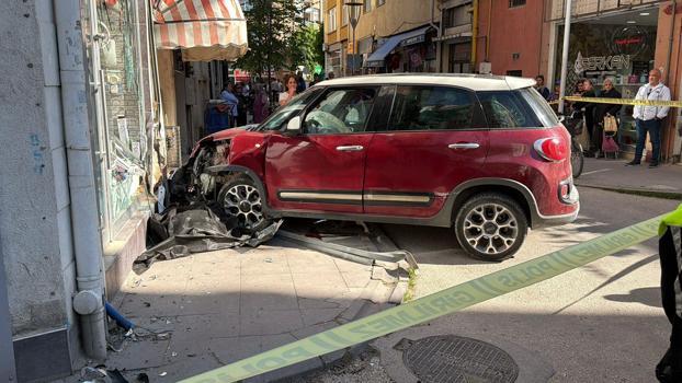 Kendisine çarpan otomobil ile duvar arasında sıkışan Gökçe öldü