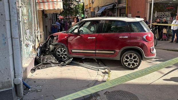 Kendisine çarpan otomobil ile duvar arasında sıkışan Gökçe öldü