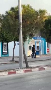 Adana'da ATM'ye taşlı saldırı kamerada