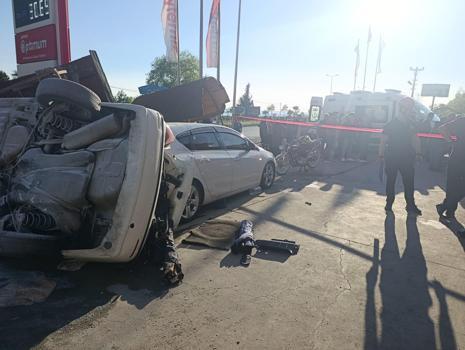 Takla atan otomobil bankta oturan iki kardeşe çaptı: 6 yaralı