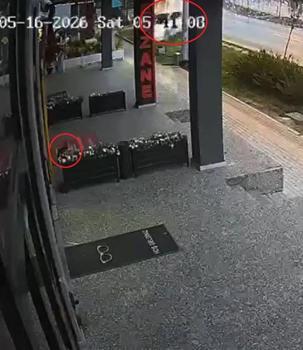Otomobil, site duvarına çarptı; kaza ve son anda kaçan kedi kamerada