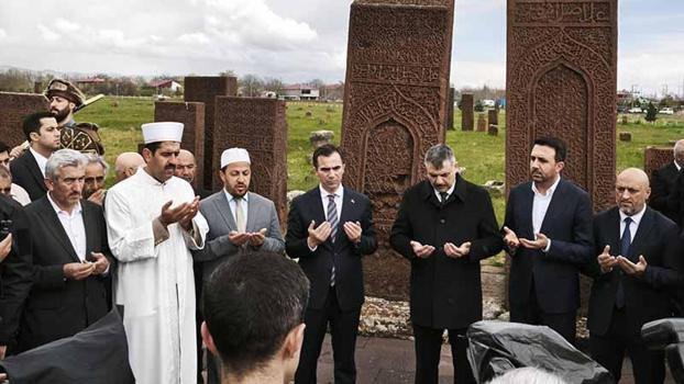 Bakan Çiftçi, 'Ahlat Selçuklu Meydan Mezarlığı’nı ziyaret etti