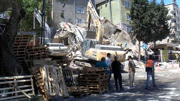 Küçükçekmece'de yıkımı yapılan bina çöktü; bitişiğindeki apartman tahliye edildi