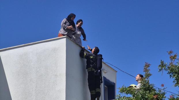 3 katlı binada yangın; çatıda mahsur kalan 2 kadın kurtarıldı