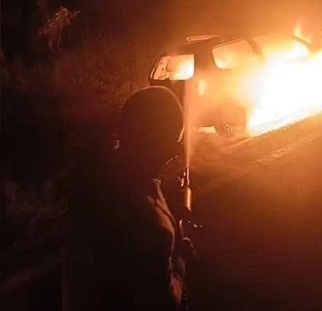 Silivri'de alev alev yanan otomobil demir yığınına döndü