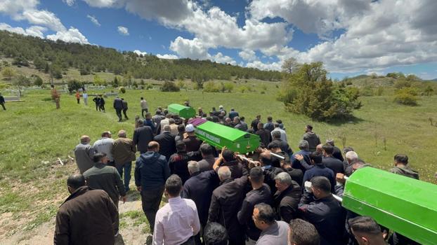 Yozgat'ta kazada ölen 2 öğrenci ile servis şoförü toprağa verildi/Ek fotoğraflar