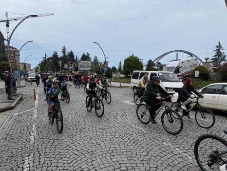 Rize'de 19 Mayıs coşkusu; bisiklet turunda 4 kilometre pedal çevirdiler