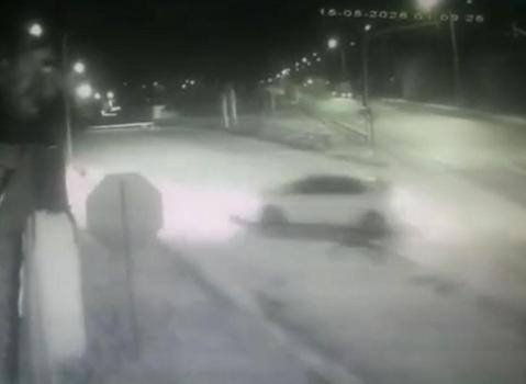 Hatay'da otomobilin bahçe duvarına çarptığı anlar kamerada