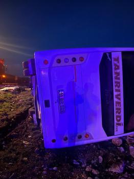 Taraftarları taşıyan yolcu midibüsü devrildi: 25 yaralı