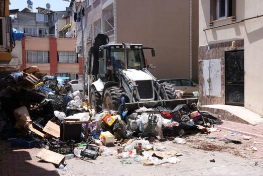 Müstakil evden tonlarca çöp çıktı