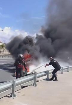 Zeytinburnu'nda seyir halindeki motosiklet alev alev yandı