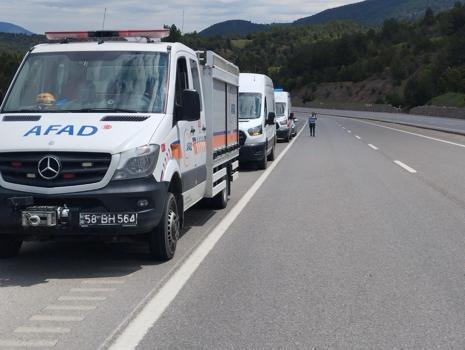 Takla atan otomobildeki 1 kişi öldü, 1 kişi yaralandı; çaya düştüğü değerlendirilen kişi aranıyor