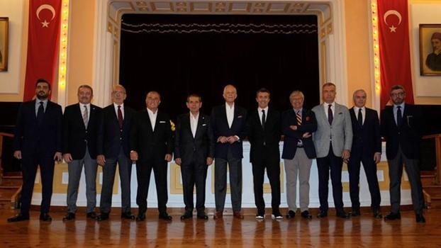 Galatasaray’ın efsaneleri UEFA Kupası zaferinin yıl dönümünde bir araya geldi