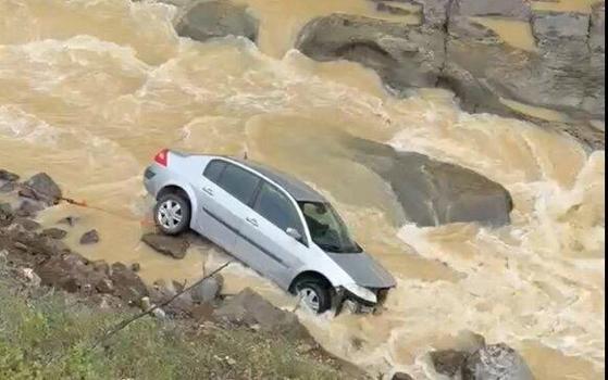 Dereye savrulan otomobilin sürücüsü yaralandı