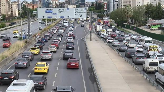 İstanbul'da haftanın ilk iş gününde trafik yoğunluğu yüzde 51 olarak ölçüldü