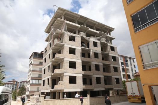 Apartman inşaatının 4'üncü katından düşen işçi yaralandı