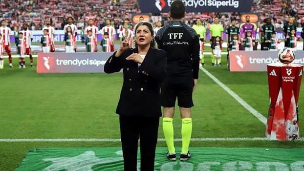Antalyaspor maçında işaret diliyle İstiklal Marşı okundu