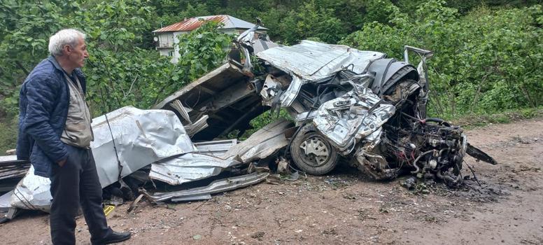 Kamyonetin dik yamaçtan yuvarlandığı kaza kamerada; 2 yaralı / Ek fotoğraflar