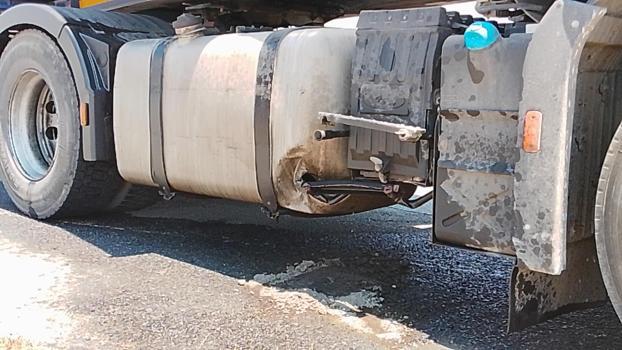 Silivri'de TIR'ın yakıt deposu delindi; mazot 1 kilometre boyunca yola aktı