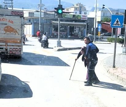 Yolun karşısına geçemeyen yaşlı kadının yardımına zabıta koştu, o anlar kamerada