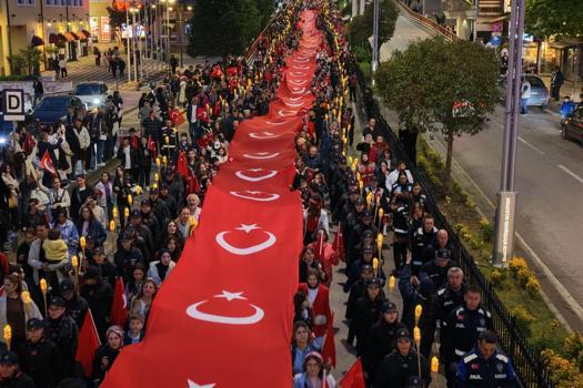 Samsun’da ‘Bayrak ve Fener Alayı’ yürüyüşü