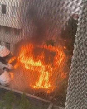 Mahalle sakinleri otomobili iterek alevlerden uzaklaştırmaya çalıştı