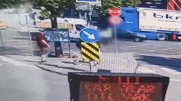 Dolmabahçe’de minibüsün çarptığı kadın trafik polisi ağır yaralandı; kaza kamerada