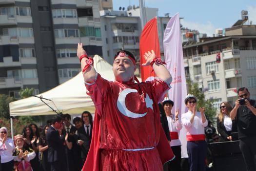 Adana’da 19 Mayıs coşkusu; Down sendromlu gençten Türk bayraklı gösteri