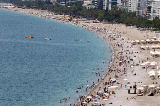 Konyaaltı Sahili'nde 19 Mayıs yoğunluğu