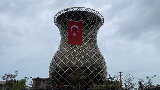 Dev çay bardağında dağcılardan Tür bayraklı 19 Mayıs gösterisi