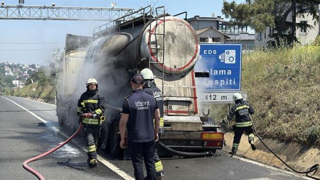 Seyir halinde lastiği patlayan beton yüklü kamyonda yangın