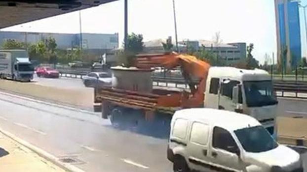 Avcılar'da sol şeritte bekleyen motosiklete, TIR çarptı: 2 yaralı